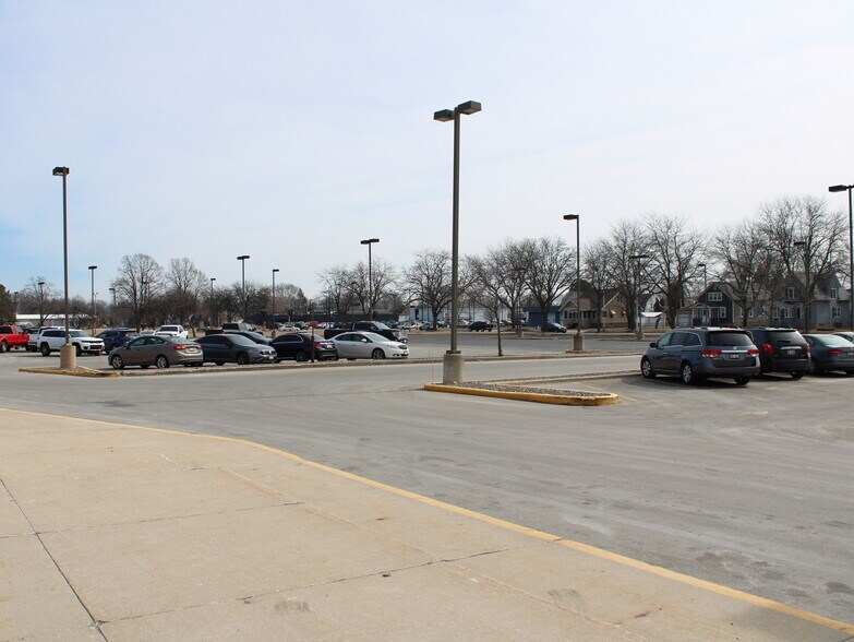 More Photos Of 7-75 W Scott St, Fond Du Lac General Retail For Sale