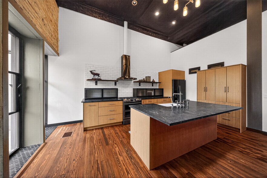 More Photos Of 614 High St, Comfort Storefront Retail Residential For Sale