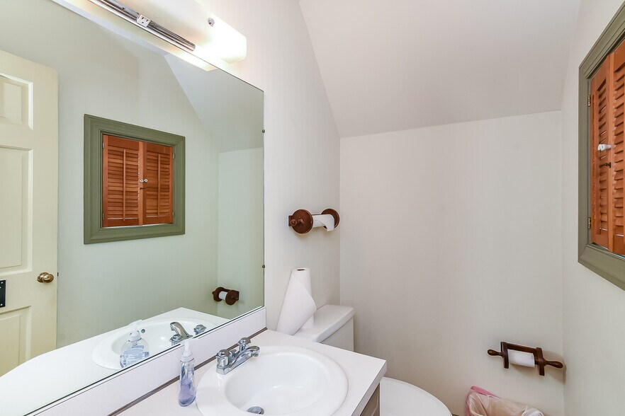 More Photos Of 1900 E Parham Rd, Henrico Office For Sale