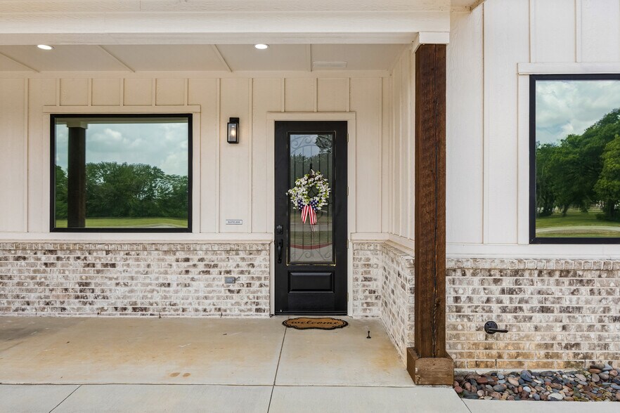 More Photos Of 908 Cresthaven Dr, Euless Showroom For Lease