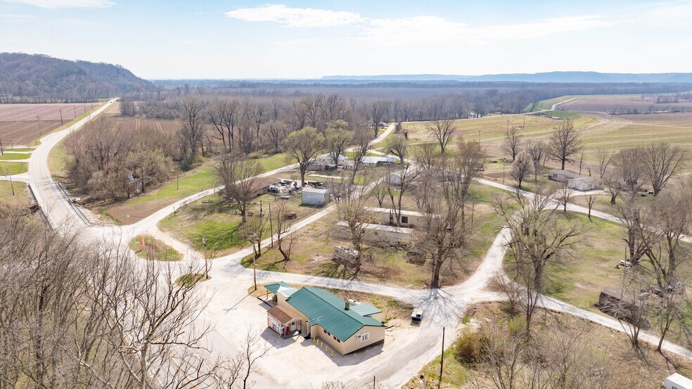 More Photos Of 20861 IL-100, Fieldon Specialty For Sale