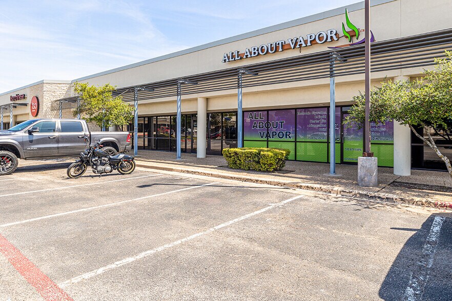 More Photos Of 2000 N Mays St, Round Rock Freestanding For Lease