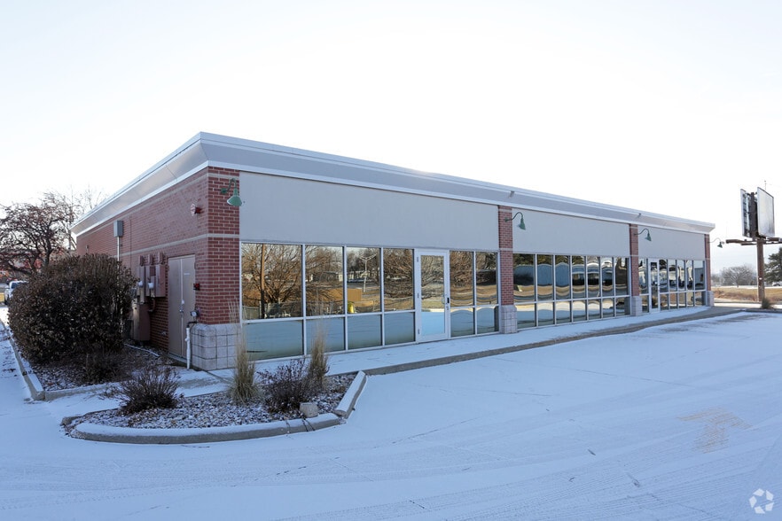 More Photos Of 3800 100th St, Urbandale Bank For Sale