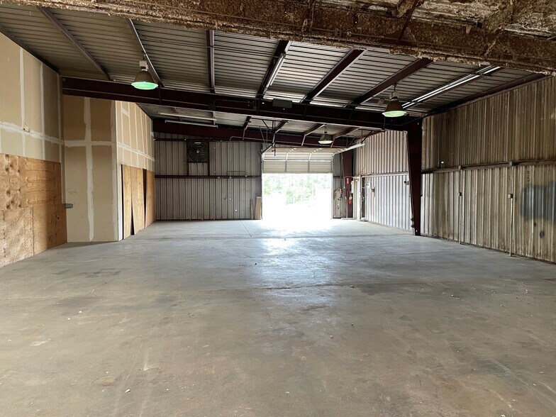 More Photos Of 301 S Southeast Loop 323, Tyler Showroom For Lease