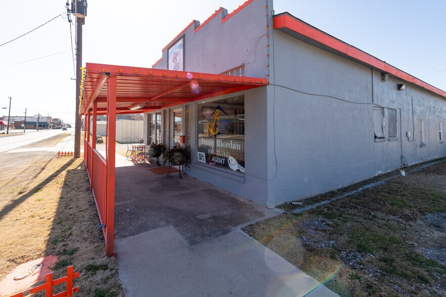 More Photos Of 315 N Bridge St, Henrietta Storefront For Sale