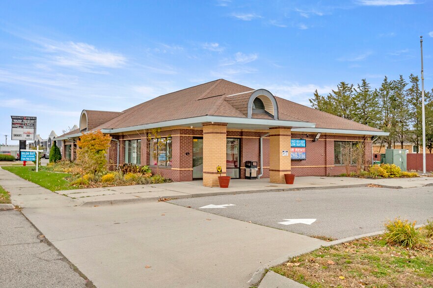 More Photos Of 27621 Warren Rd, Garden City Freestanding For Lease