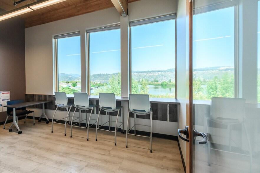 More Photos Of 33 Nichols Pkwy, Hood River Medical For Lease