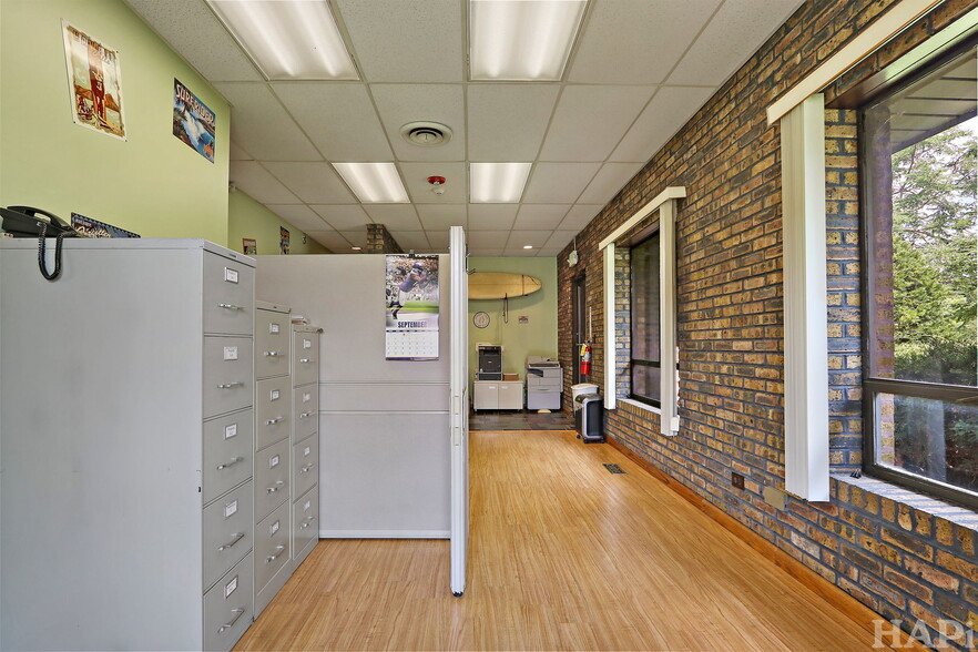 More Photos Of 1350 Chase St, Algonquin Manufacturing For Sale