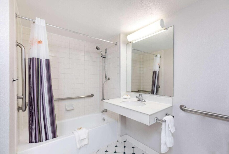More Photos Of 7550 Remcon Cir, El Paso Hotel For Sale