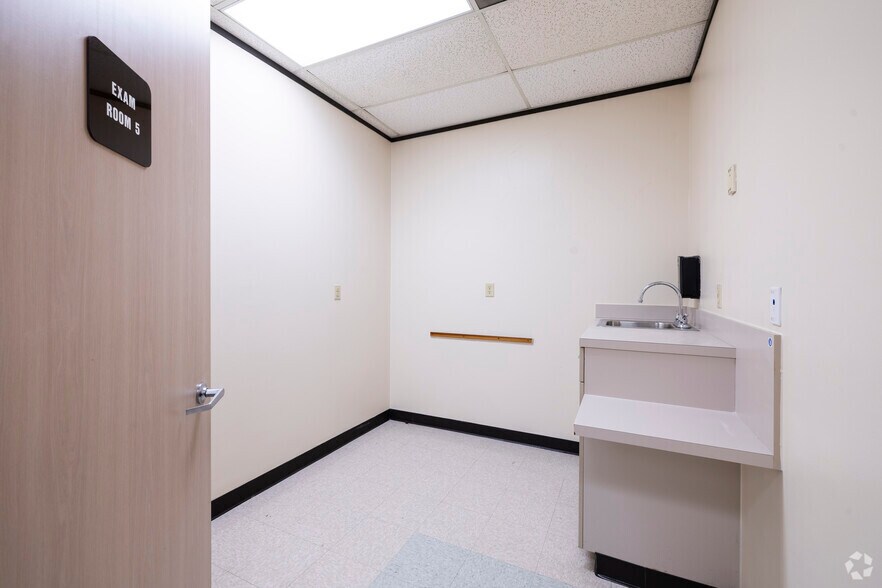 More Photos Of 7440 Cypress Creek Pky, Houston Storefront Retail Office For Sale