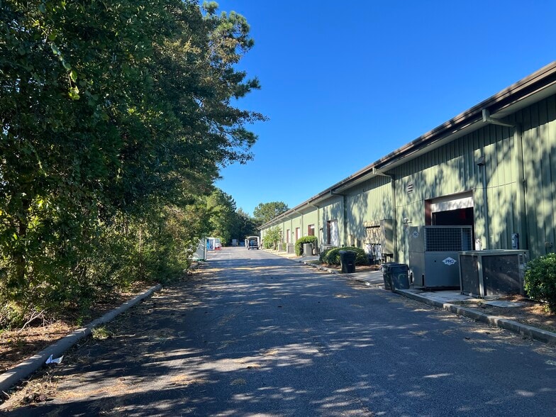 More Photos Of 547 Long Point Rd, Mount Pleasant Flex For Lease