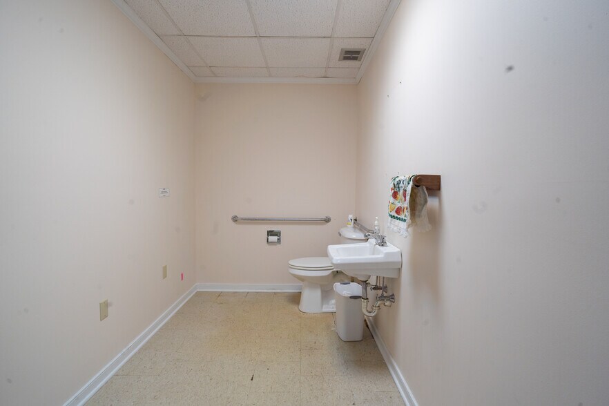 More Photos Of 220 Chesapeake Dr, White Stone Office For Sale