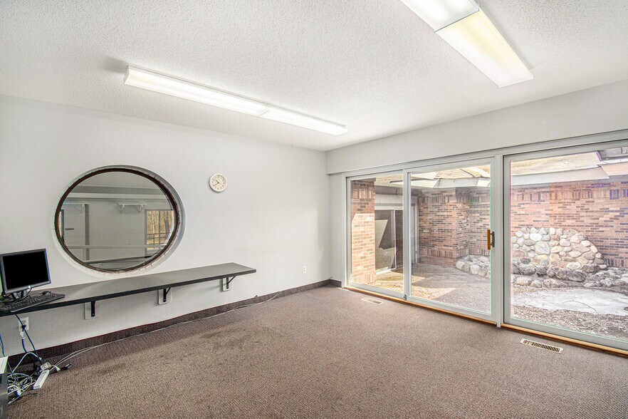 More Photos Of 18340 Middlebelt Rd, Livonia Office For Sale