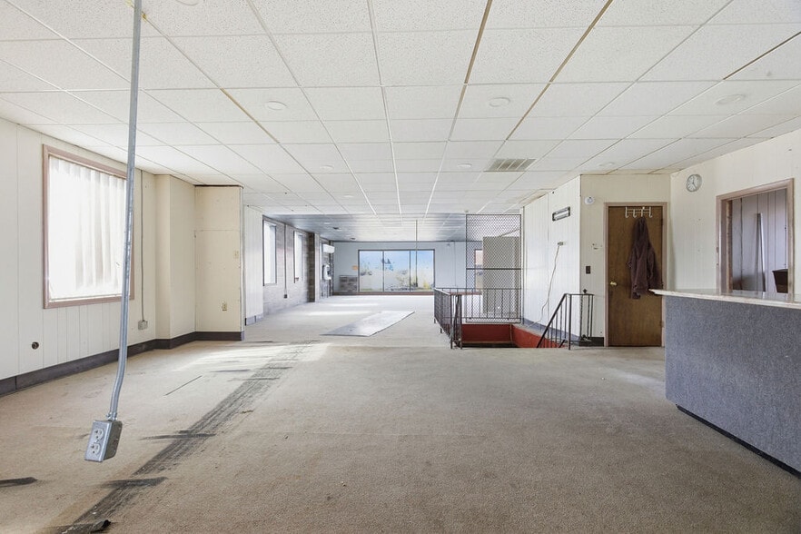 More Photos Of 15 W 1st St S, Fulton Freestanding For Sale