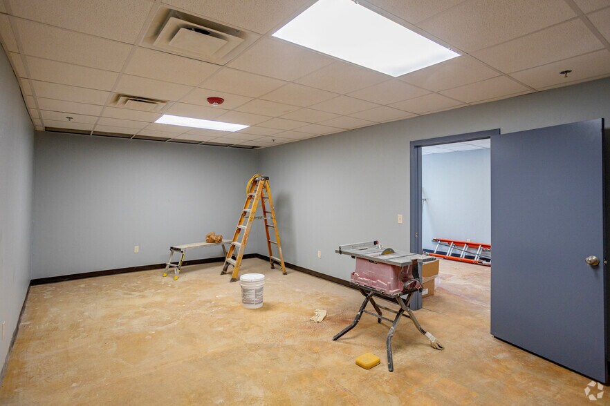 More Photos Of 7901 NE 10th St, Midwest City Office For Sale