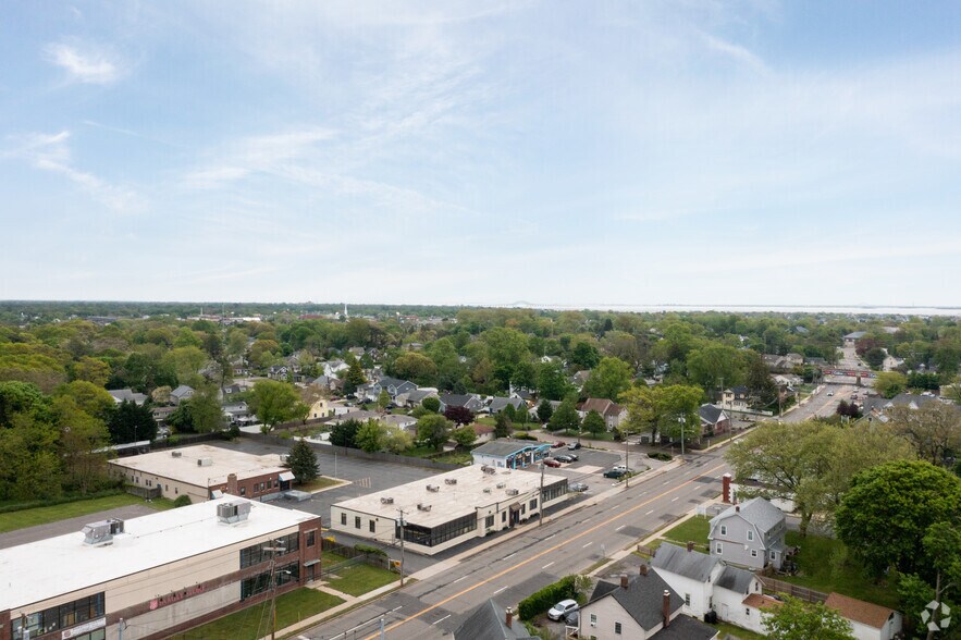 More Photos Of 207-209 Little East Neck Rd, West Babylon Storefront Retail Office For Sale