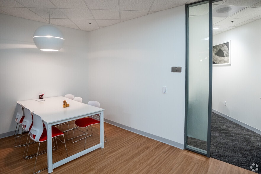 More Photos Of 8024 Glenwood Ave, Raleigh Office For Sale