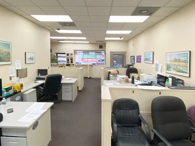 More Photos Of 214 E Lexington St, Baltimore Office For Sale