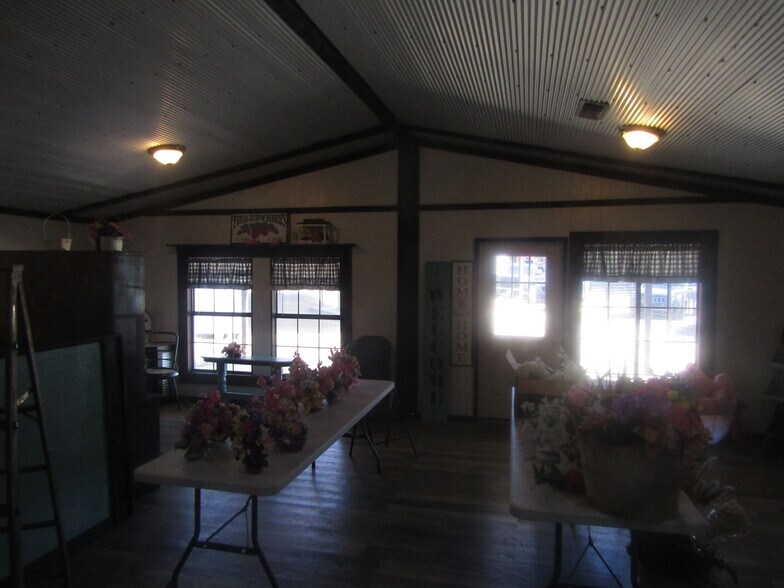 More Photos Of 9 NW Martin Luther King Ave, Idabel General Retail For Sale