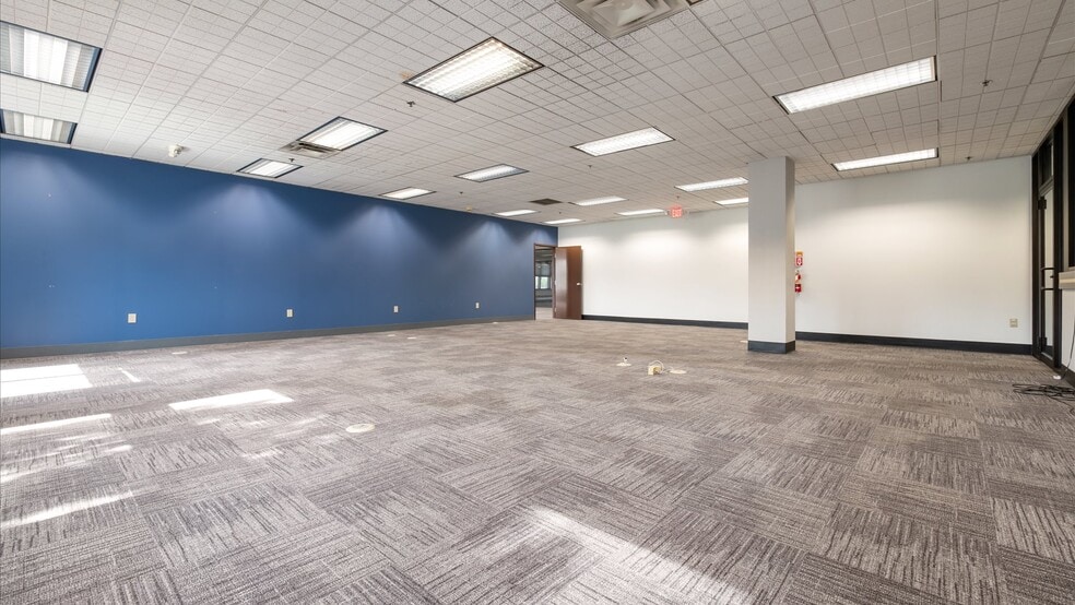 More Photos Of 22 N 1st St, Newark Light Distribution For Lease