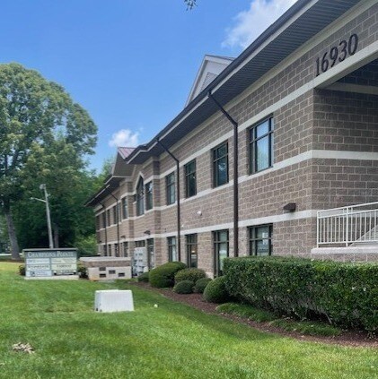 More Photos Of 16930 W Catawba Ave, Cornelius Office For Lease