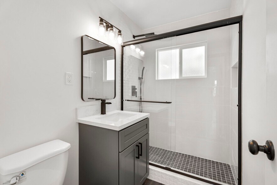 More Photos Of 925 W 84th St, Los Angeles Apartments For Sale