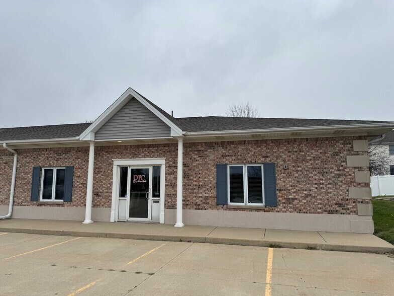 More Photos Of 326 Susan Dr, Normal Office For Lease