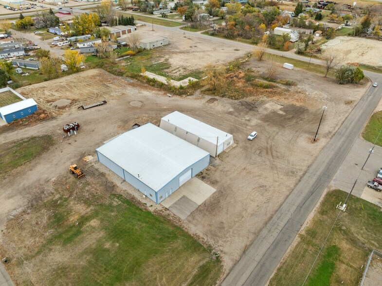 More Photos Of 4015 11th Ave SE, Minot Service For Sale