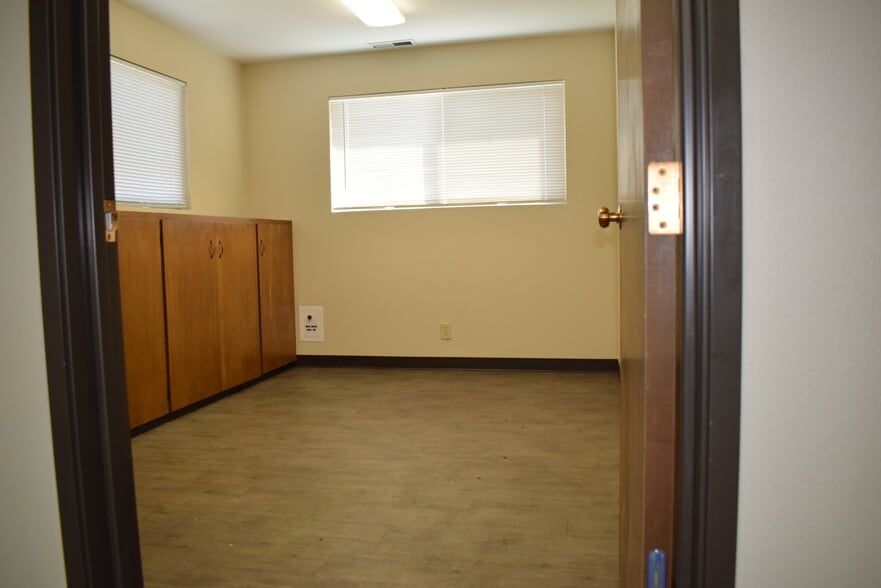 More Photos Of 613 Pacific Ave S, Kelso Distribution For Lease