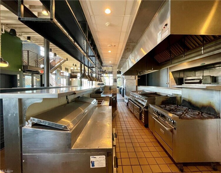 More Photos Of 3941 Erie St, Willoughby Restaurant For Lease