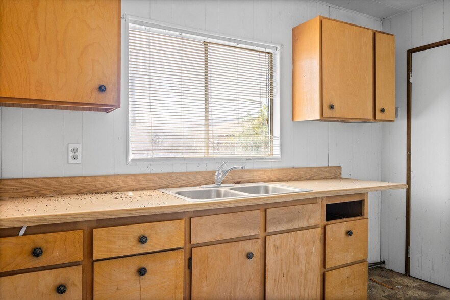 More Photos Of 523-529 Kristin st, Taft Flex For Sale