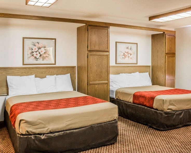 More Photos Of 921 N Lincoln Rd, Escanaba Hotel For Sale