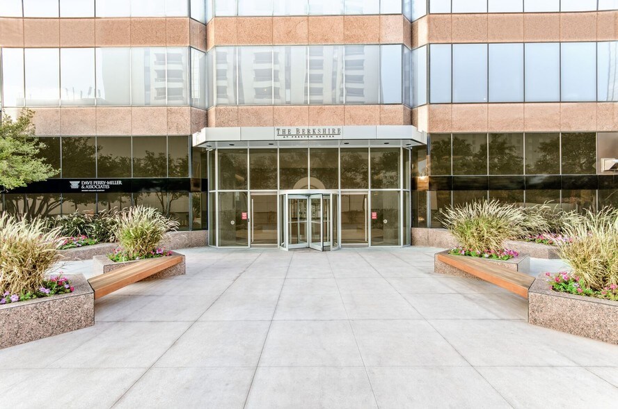 More Photos Of 5950 Berkshire Ln, Dallas Office For Sale