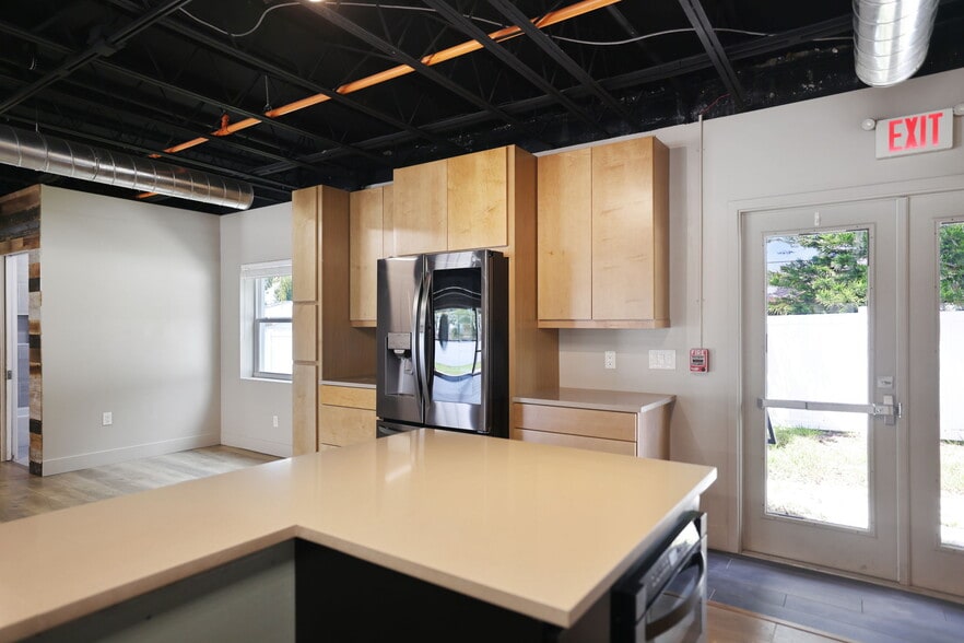 More Photos Of 10830 Navajo Dr, Saint Petersburg Showroom For Sale
