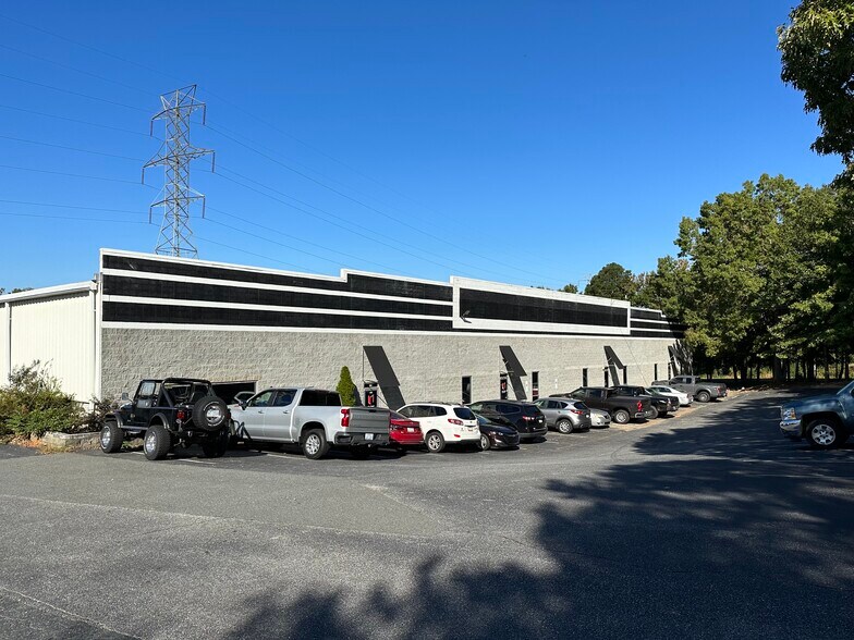 More Photos Of 128 Commercial Dr, Mooresville Warehouse For Lease