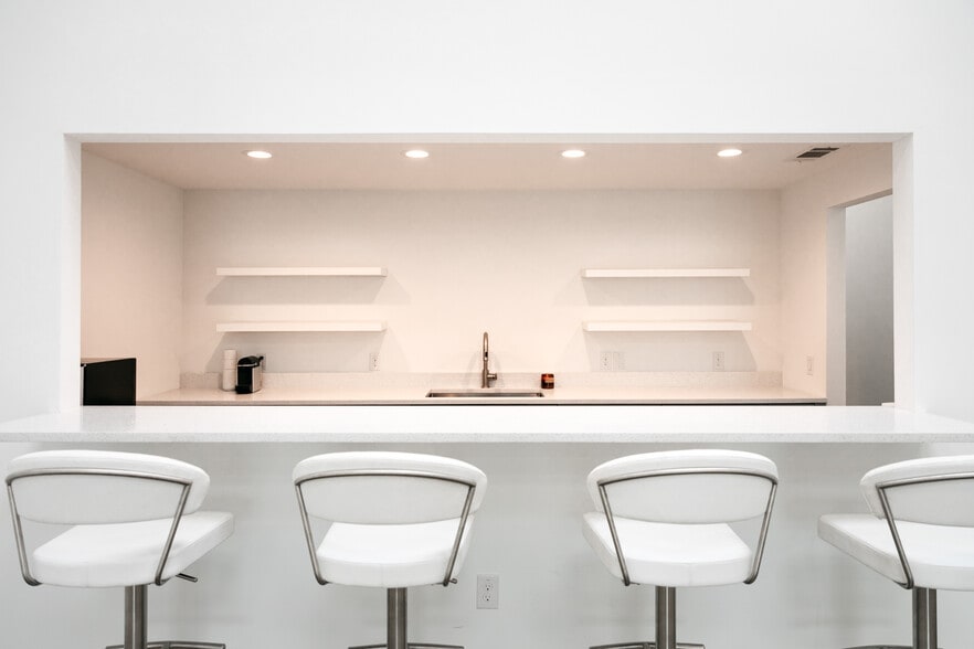 More Photos Of 2251 Vantage St, Dallas Loft Creative Space For Lease