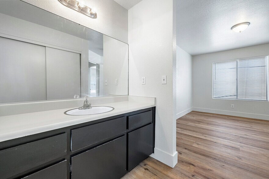 More Photos Of 1911 E Saginaw Way, Fresno Apartments For Sale