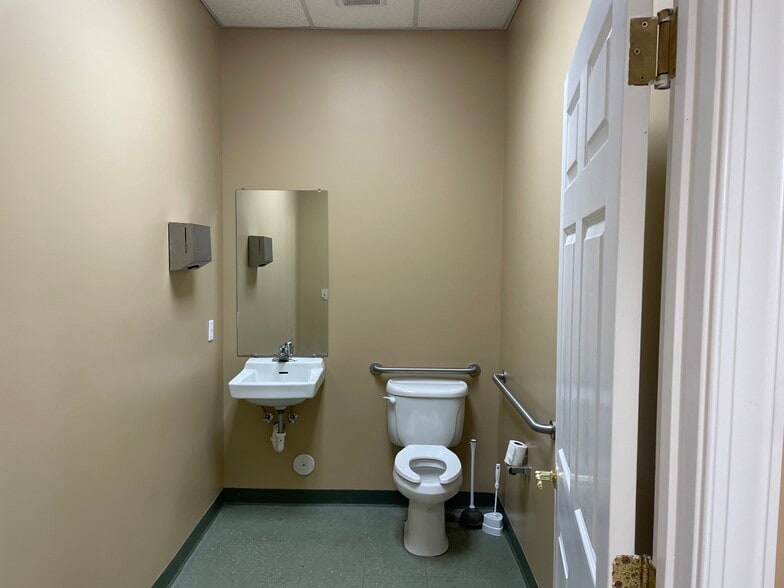 More Photos Of 6131 Shallowford Rd, Chattanooga Office For Sale