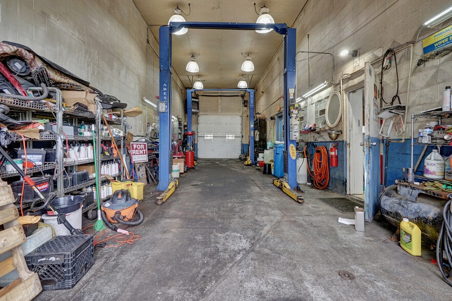 More Photos Of 8146 E 8 Mile Rd, Detroit Auto Dealership For Lease