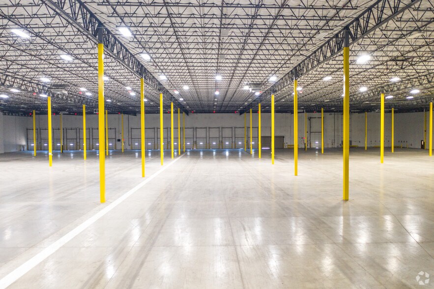 More Photos Of 135-195 E Elk Trl, Carol Stream Distribution For Lease