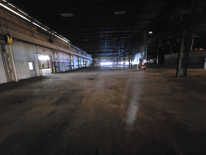 More Photos Of 401 E 5th St, Pinconning Distribution For Sale