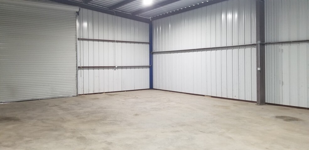 More Photos Of 208 Howard Rd, Waxahachie Auto Repair For Lease