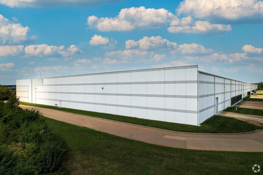 More Photos Of 13330 Lakefront Dr, Earth City Distribution For Sale