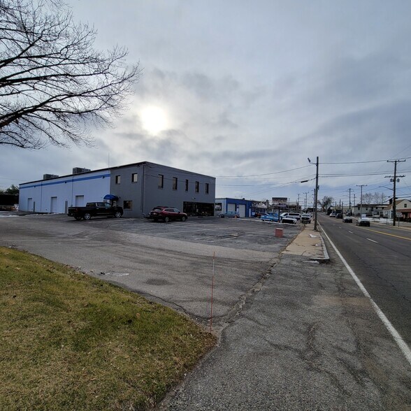 More Photos Of 1300 Jefferson Blvd, Warwick Showroom For Lease