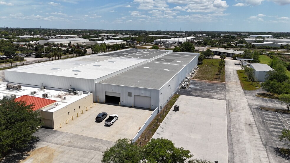 More Photos Of 2996 Hanson St, Fort Myers Warehouse For Lease