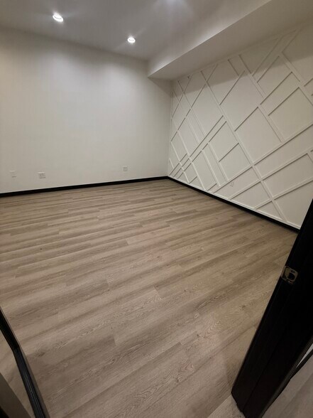 More Photos Of 5324-5326 W 16th St, Indianapolis Storefront Retail Office For Lease