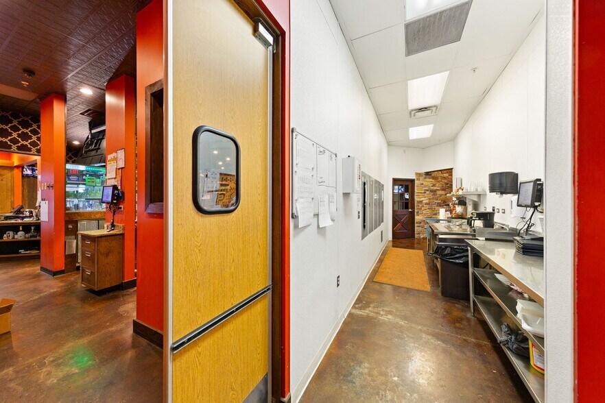 More Photos Of 2400 N Town Center Dr, Washington Restaurant For Sale