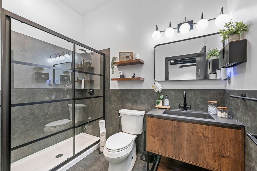 More Photos Of 9312 E US Highway 24, Independence Warehouse For Lease