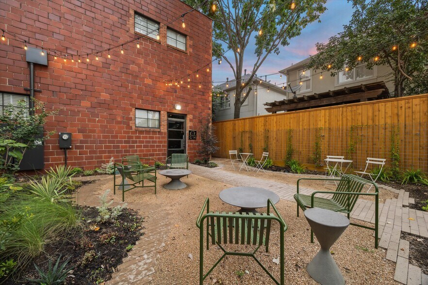 More Photos Of 2422 Bartlett St, Houston Loft Creative Space For Lease