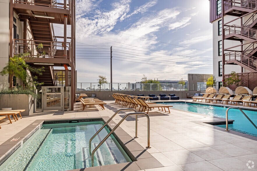 More Photos Of 6933 Santa Monica Blvd, Los Angeles Apartments For Lease